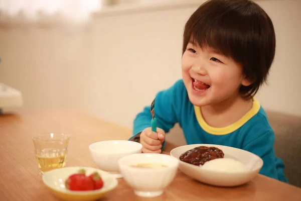 Mignon Petit Enfant Manger Savoureux Repas Maison — Photo