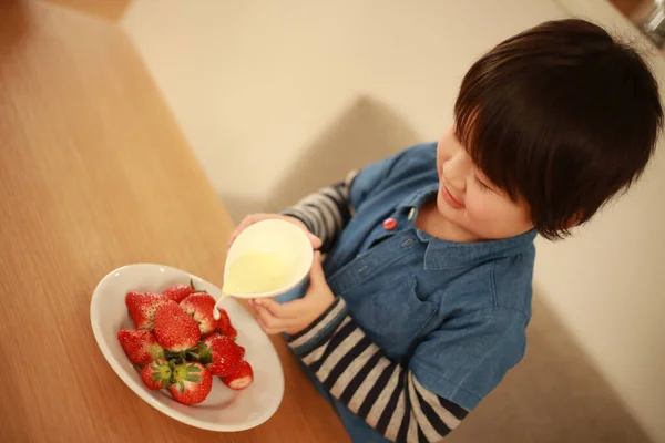 Niño Pequeño Comiendo Fresas Frescas Cocina — Foto de Stock