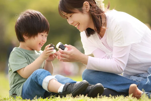 Pirinç topu yiyen bir çocuk resmi