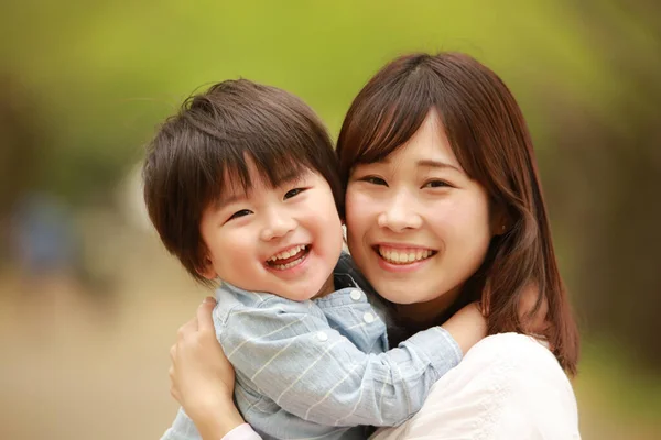Jung Asiatisch Mutter Mit Sie Klein Sohn Having Spaß Die — Stockfoto