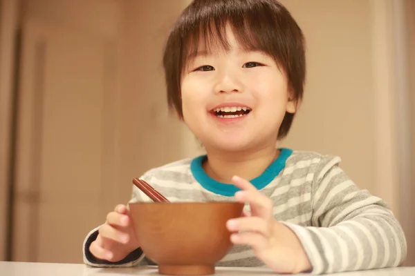 Щасливий Азіатський Хлопчик Їсть Кашу — стокове фото