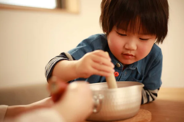 Asiático Menino Brincando Com Tigela Fundo Close — Fotografia de Stock