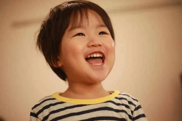 Πορτρέτο Ενός Χαριτωμένου Μικρού Αγοριού Που Γελάει Στο Σπίτι — Φωτογραφία Αρχείου