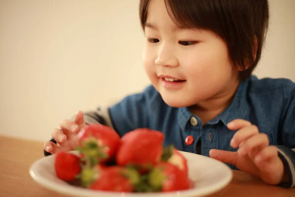 Criança Comendo Morangos Cozinha — Fotografia de Stock