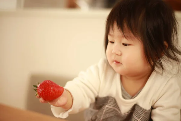 Asiatique Petite Fille Manger Fraise Dans Cuisine — Photo