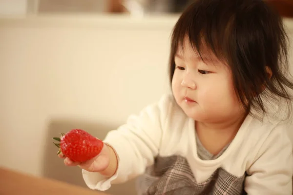 Asiática Menina Comendo Morango Cozinha — Fotografia de Stock