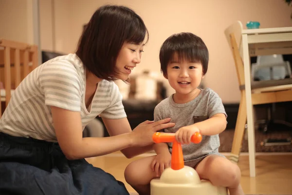 Asiatische Mutter Spielen Mit Ihr Sohn — Stockfoto