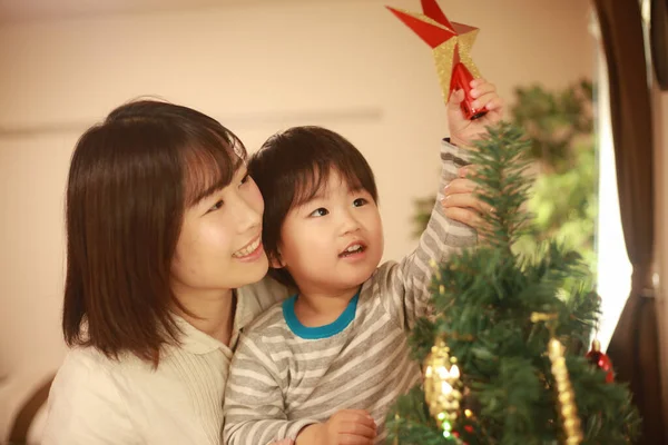 Asiatique Mère Son Fils Décorer Noël Arbre — Photo