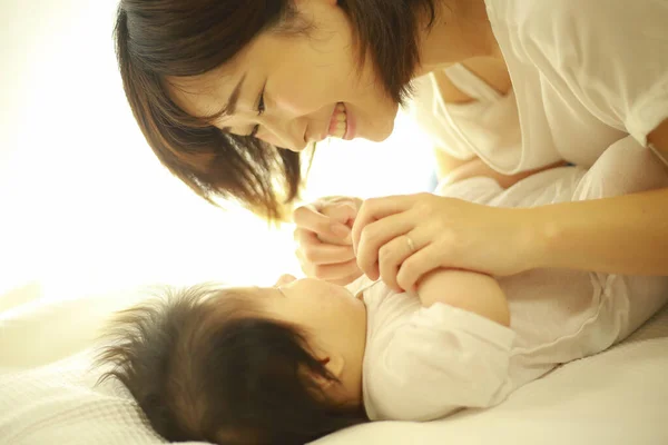 Jeune Femme Asiatique Avec Son Bébé — Photo