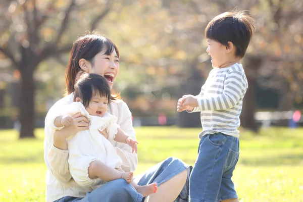 Aziatische Kinderen Met Hun Moeder Het Park — Stockfoto