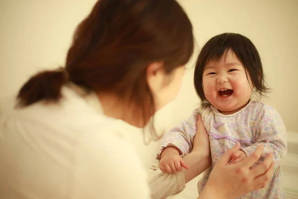Joven Asiático Madre Mimos Con Adorable Bebé Casa — Foto de Stock