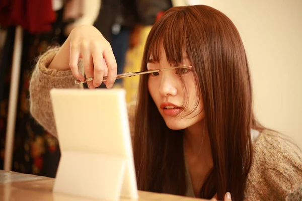 Красива Азіатська Жінка Ріже Волосся — стокове фото