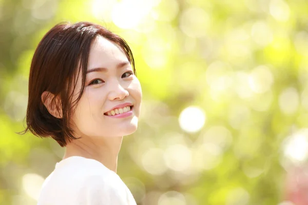 Porträtt Vacker Leende Ung Asiatisk Kvinna Utomhus — Stockfoto