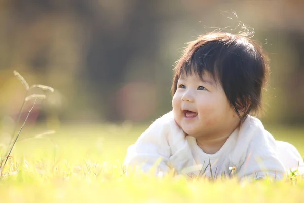 Asiatisk Flicka Sommar Gräsmatta — Stockfoto