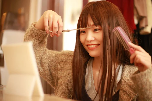 Mooi Aziatisch Vrouw Knippen Haar Haar — Stockfoto