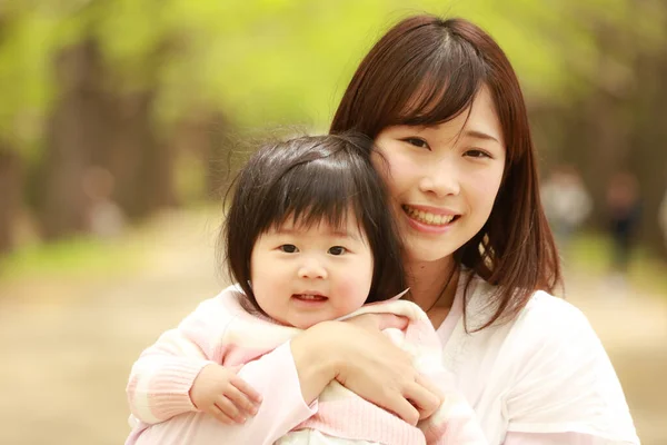 Mignonne Petite Fille Asiatique Mère Dans Parc — Photo