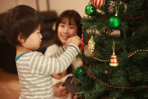 Asijské Matka Její Syn Zdobení Vánoční Stromeček — Stock fotografie