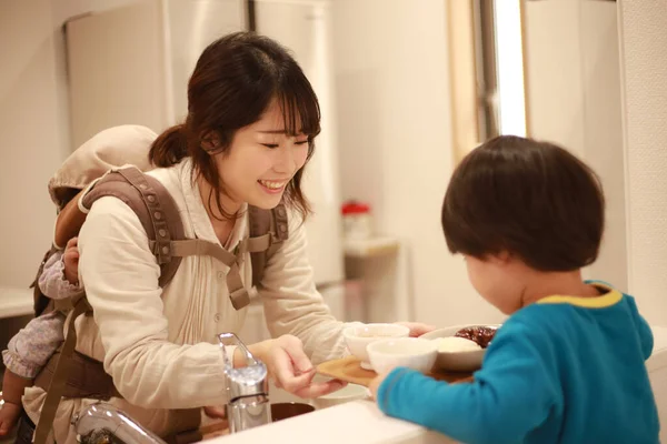 Молодая Японская Женщина Приготовила Вкусный Обед Своего Сына — стоковое фото