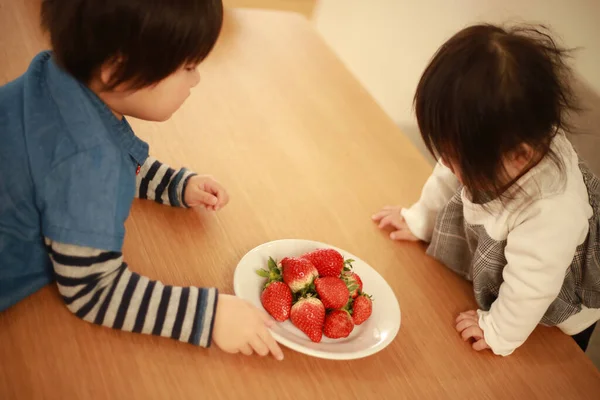 Asian Little Children Eating Strawberries Kitchen — Stock Photo, Image