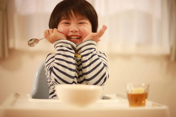 Küçük Tatlı Çocuk Evde Yemek Yiyor — Stok fotoğraf