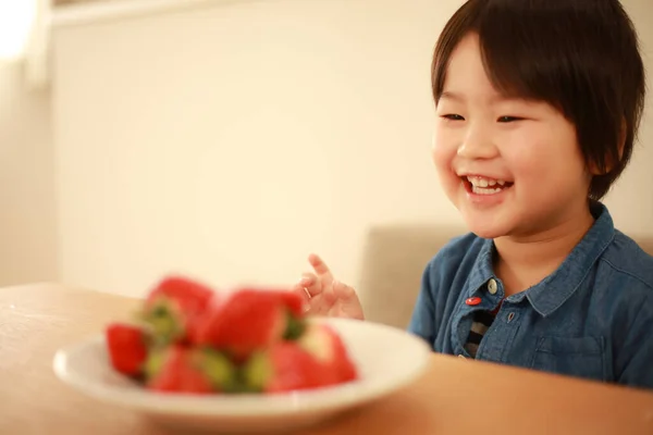 Menino Comendo Morangos Vermelhos Cozinha — Fotografia de Stock