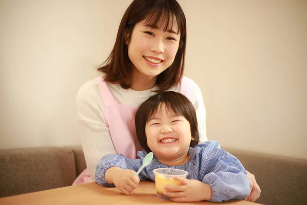 Asiatisk Familj Äter Frukost Köket — Stockfoto