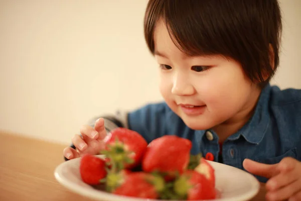 Criança Comendo Morangos Casa — Fotografia de Stock