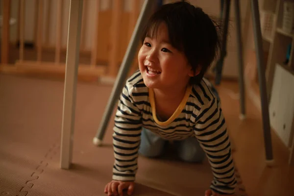 Портрет Милого Маленького Азиатского Мальчика Играющего Дома — стоковое фото
