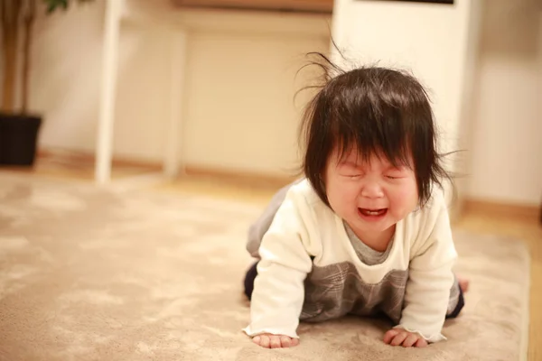 Bonito Pouco Bebê Menina Chorando Chão Casa — Fotografia de Stock