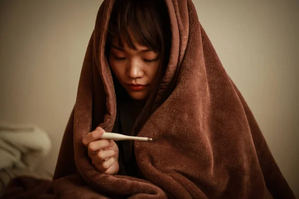Ung Asiatisk Kvinna Med Termometer Sjuk — Stockfoto
