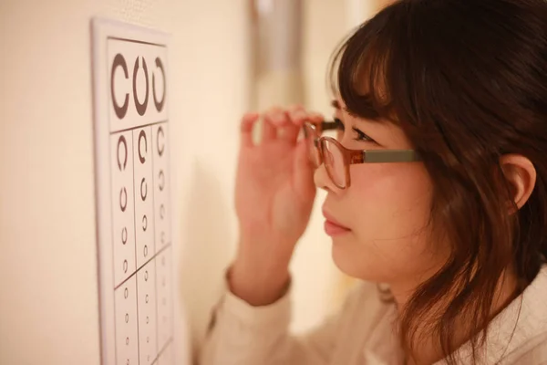Giovane Donna Asiatica Con Occhiali Grafico Dei Test Oculari — Foto Stock