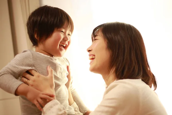 Aziatische Moeder Spelen Met Haar Kleine Baby Jongen — Stockfoto