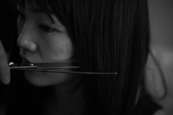 Vacker Asiatisk Kvinna Klipper Håret — Stockfoto