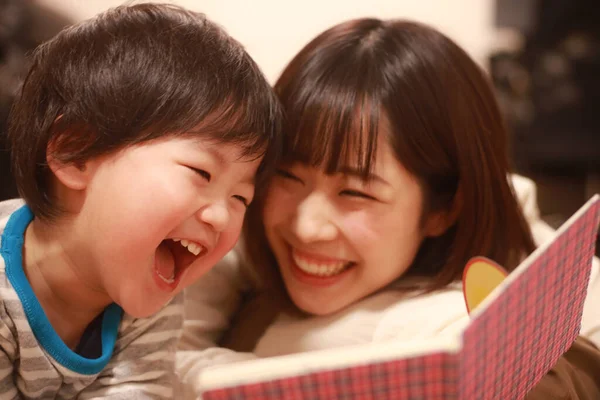 Щаслива Азіатська Мати Читає Книгу Своєму Синові — стокове фото