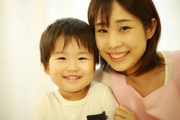 Giovane Madre Asiatica Con Suo Figlio — Foto Stock