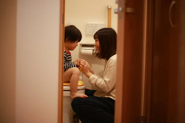 Jeune Mère Fille Sont Assis Fenêtre — Photo