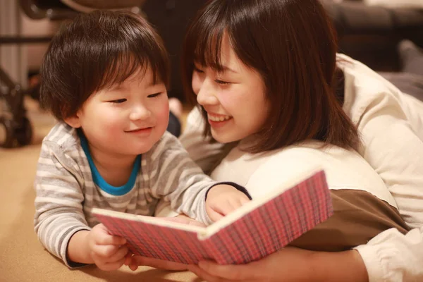 Szczęśliwy Azji Matka Czytanie Książki Dla Jej Syn — Zdjęcie stockowe