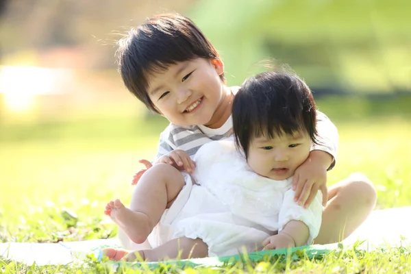 Χαριτωμένο Μικρό Αγόρι Και Κορίτσι Ένα Πάρκο — Φωτογραφία Αρχείου