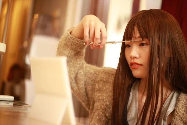 Güzel Asyalı Kadın Saçını Kesiyor — Stok fotoğraf