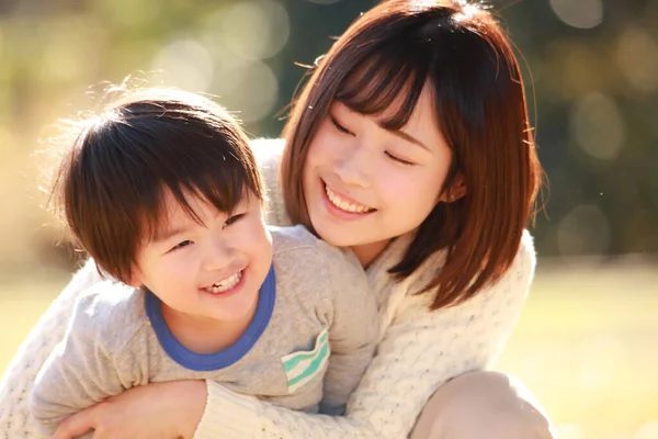 Χαριτωμένο Μικρό Ασιατικό Αγόρι Και Μαμά Του Στο Πάρκο — Φωτογραφία Αρχείου