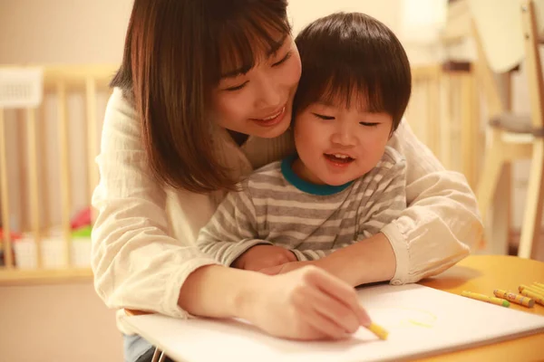 Jeune Mère Son Fils Dessin Avec Des Crayons Sur Papier — Photo