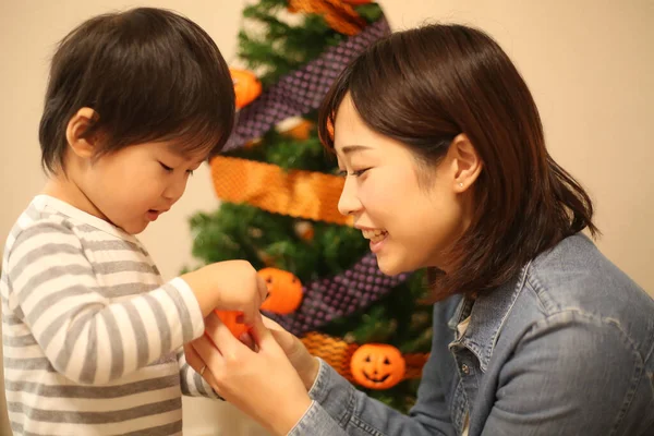 Felice Madre Figlio Con Decorazioni Halloween — Foto Stock