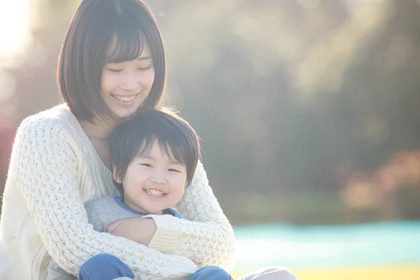 Niedlich Wenig Asiatisch Junge Und Seine Mutter Park — Stockfoto