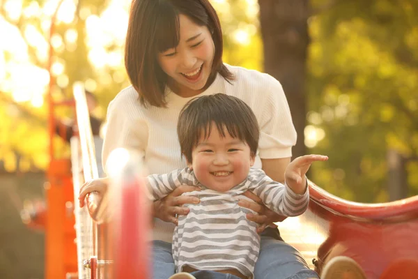 Asyalı anne çocuğuyla oynuyor.