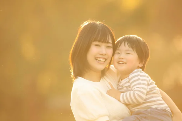 Asiatico Madre Abbraccio Suo Figlio — Foto Stock