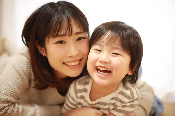 Sorrindo Asiático Jovem Mulher Seu Pequeno Filho — Fotografia de Stock
