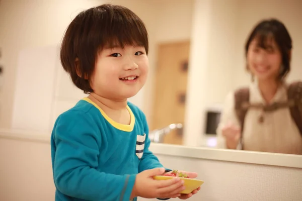 Jovem Mulher Japonesa Cozinhou Delicioso Almoço Para Seu Filho — Fotografia de Stock