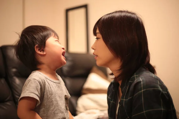 Portrait Young Woman Her Crying Son — Stock Photo, Image