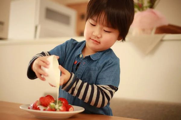 Criança Comendo Morangos Casa — Fotografia de Stock