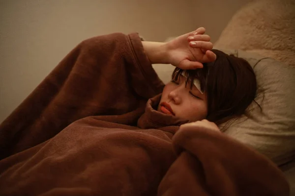 Хвора Молода Жінка Лежить Ліжку Вдома — стокове фото